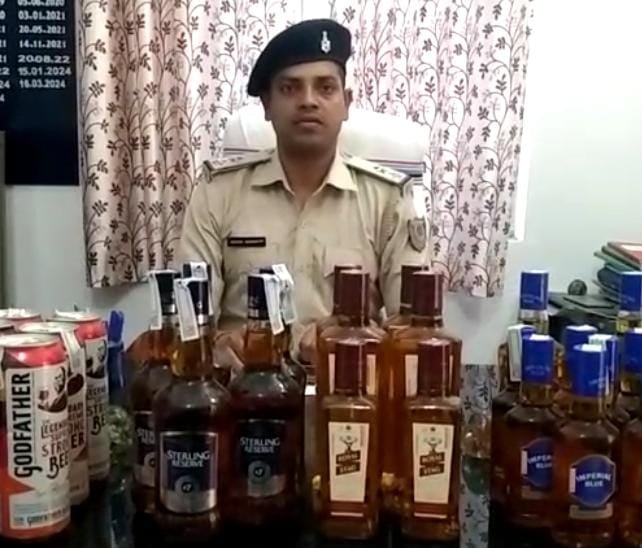 देवघर के किराना दुकानों में चल रहा है शराब का अवैध खेल! पुलिस ने फिर भारी मात्रा में ज़ब्त किया विदेशी शराब