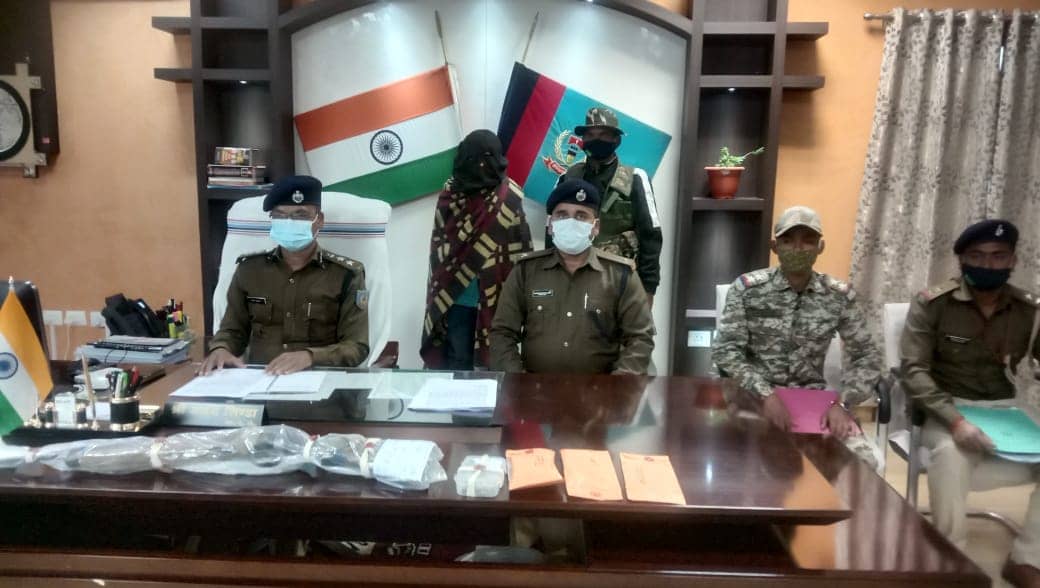 रायफल-कारतूस के साथ PLFI का एरिया कमांडर धराया