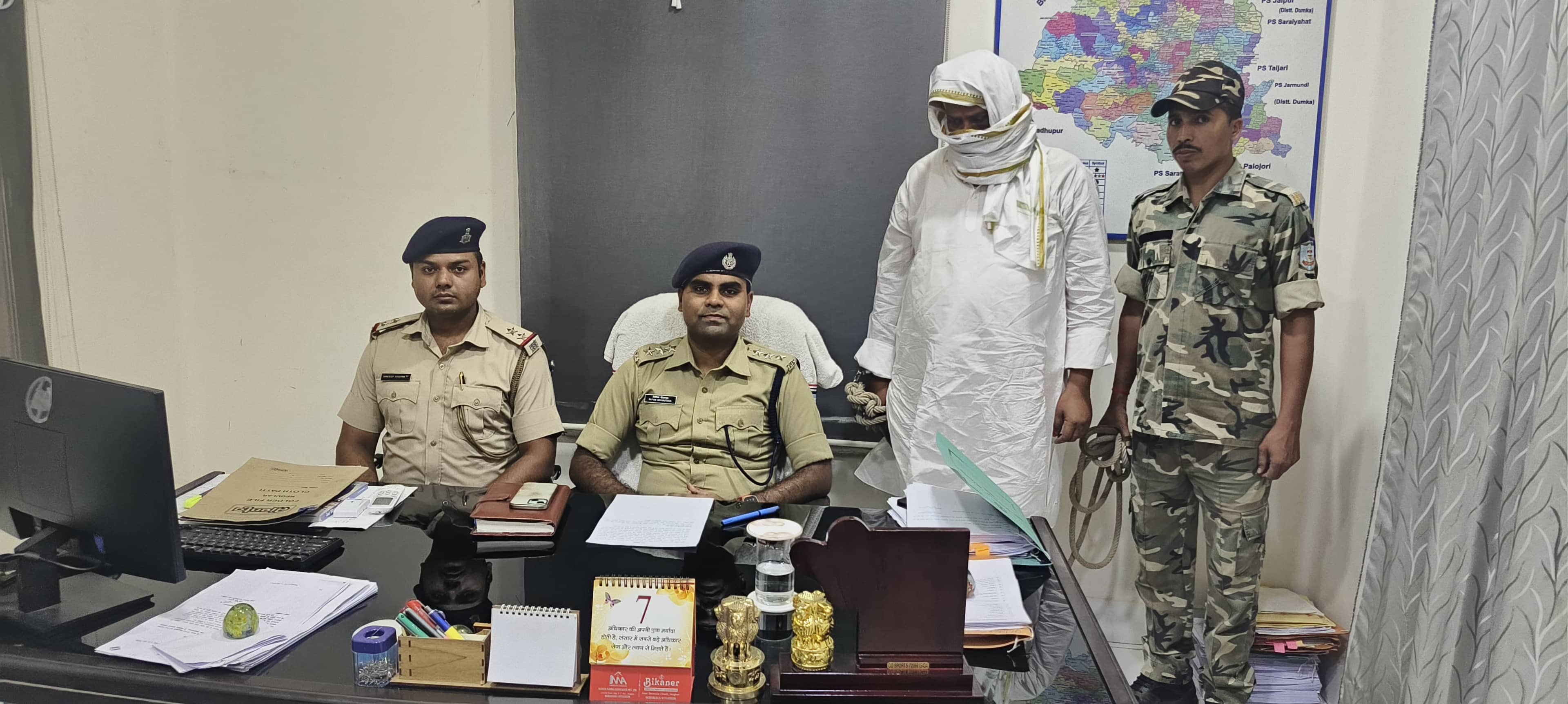 Crime News : बिहार - झारखंड का कुख्यात ढिल्लन सिंह चढ़ा पुलिस के हत्थे, जिलाबदर होने के बाद देवघर से गिरफ्तार