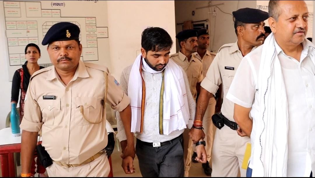 DHANBAD BREAKING: बलियापुर ब्लॉक कोऑर्डिनेटर जयंत कुमार डे घूस लेते गिरफ्तार