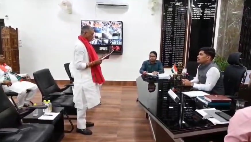 चतरा में भाजपा प्रत्याशी के नामांकन के बाद बोले बाबूलाल, कहा- भारी बहुमत से होगी कालीचरण की जीत
