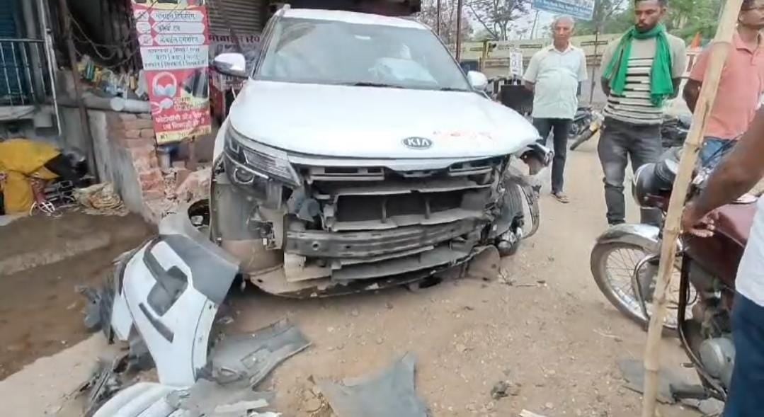 लोहरदगा: पूजा का फूल तोड़ने निकली बुजुर्ग महिला को तेज रफ्तार कार ने रौंदा, मौके पर मौत