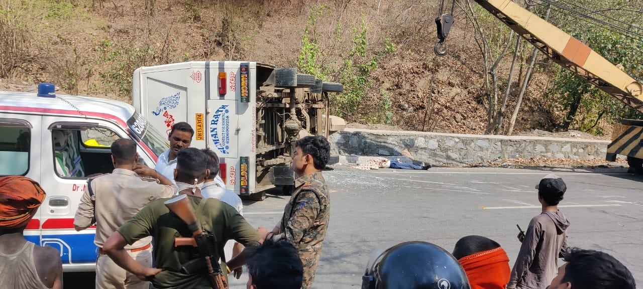 Breaking: चतरा में भीषण सड़क हादसा! यात्री बस पलटने से दो की मौत, दर्जनों घायल