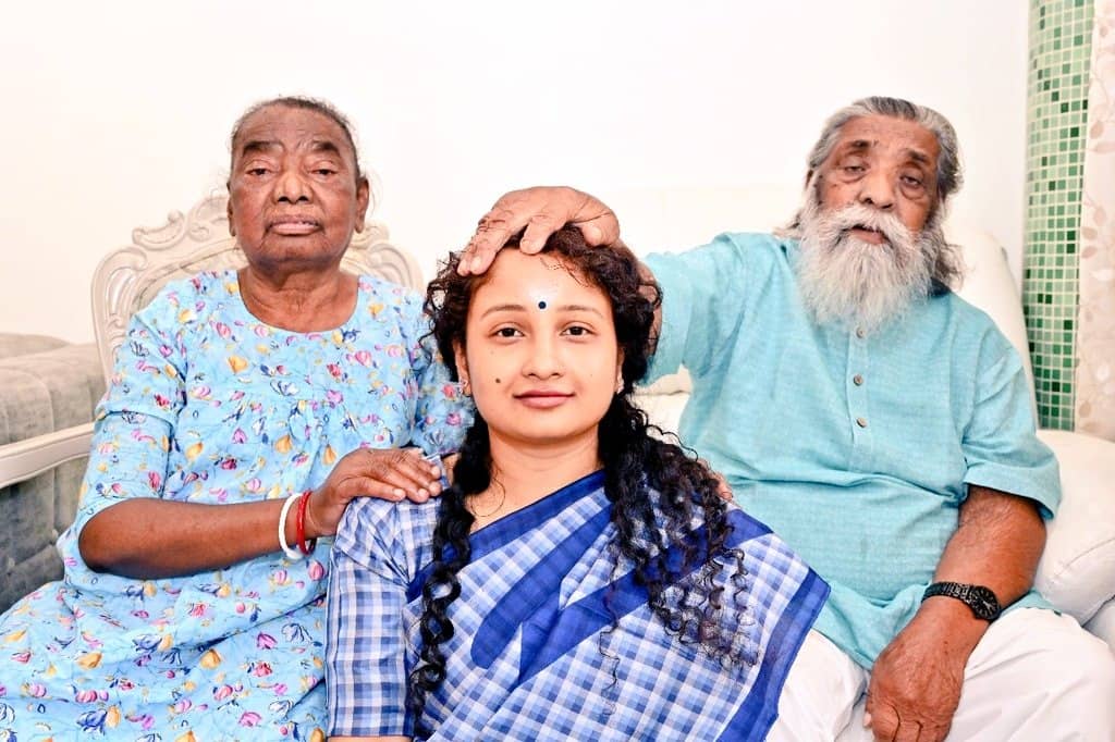 Gandey Assembly By-Election: नामांकन से पहले गुरुजी से मिलने पहुंची कल्पना सोरेन, आशीर्वाद लेकर गांडेय के लिए हुई रवाना