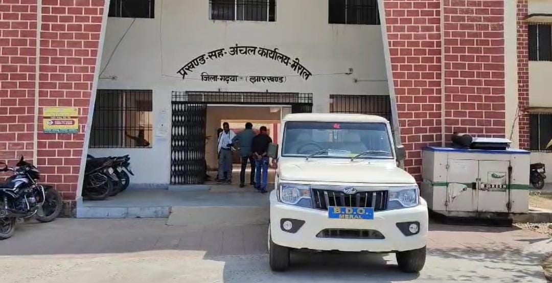 गढ़वा: रैयतों ने एनएच 75 फोर लेन सड़क निर्माण कार्य रुकवाया, मुआवजा नहीं मिलने से आक्रोशित