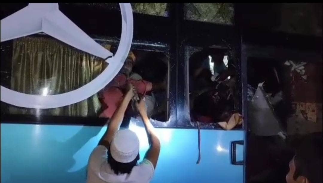 Breaking:बाघमारा में ट्रक और बस की जोरदार टक्कर, मौके पर एक की मौत, कई घायल