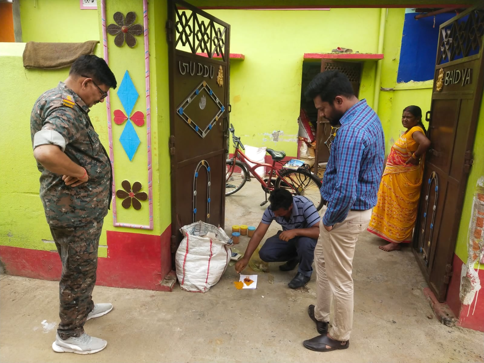 मसाला के रूप में जहर खा रहे थे दुमकावासी! हंसडीहा में तैयार होता था नकली हल्दी और धनिया पाउडर, पढ़ें कैसे हुआ खुलासा