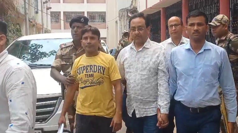 Big Breaking: ग्रामीण विकास मंत्री आमगीर आलम क़े PS पर बड़ी कार्रवाई, विभाग ने किया निलंबित, ED के कस्टडी में संजीव लाल