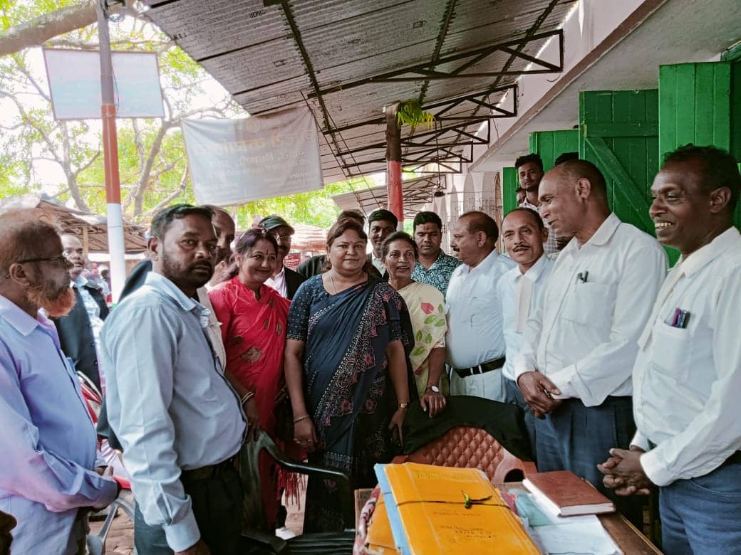 दुमका:व्यवहार न्यायालय पहुंची बीजेपी प्रत्याशी सीता सोरेन,अधिवक्ताओं की समस्या से हुई अवगत