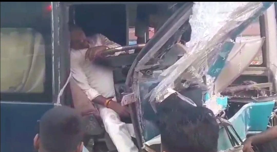 धनबाद के तोपचांची में बस ने मारी ट्रक को टक्कर, मौके पर ड्राइवर की मौत