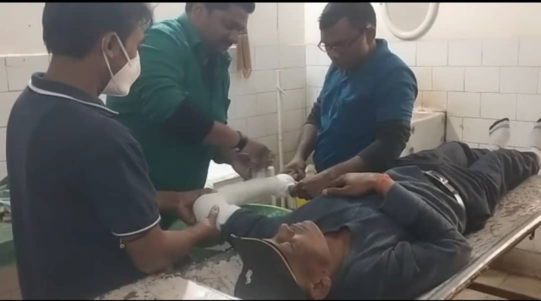 वैक्सीन को लेकर पीटे अधिकारी ,जागरुक करना पडा मंहगा