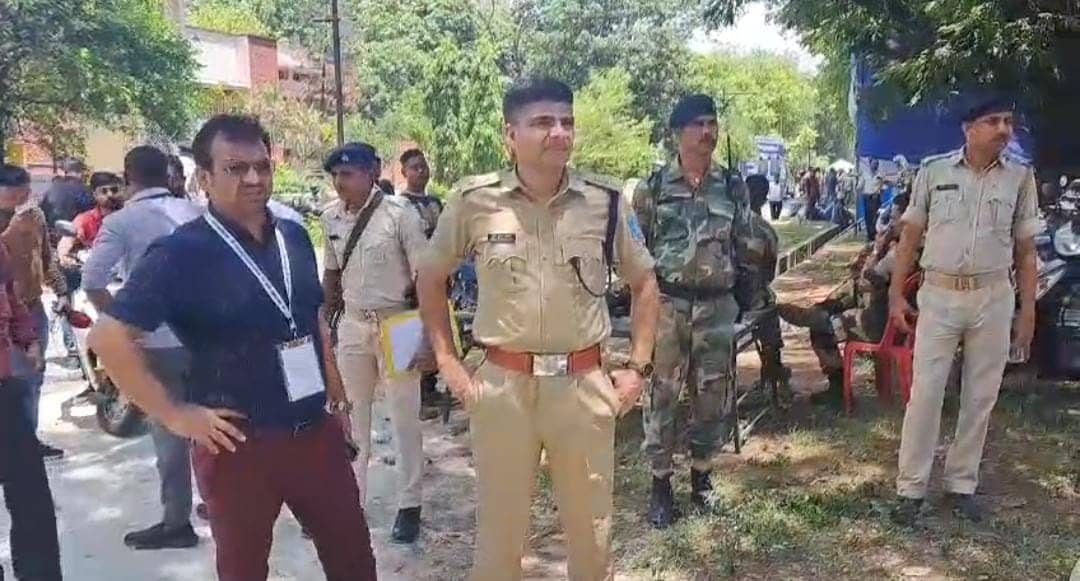 LS Election 2024:जमशेदपुर लोकसभा सीट के लिए मतदान कल, पोलिंग पार्टियां अपने बूथ के लिए रवाना