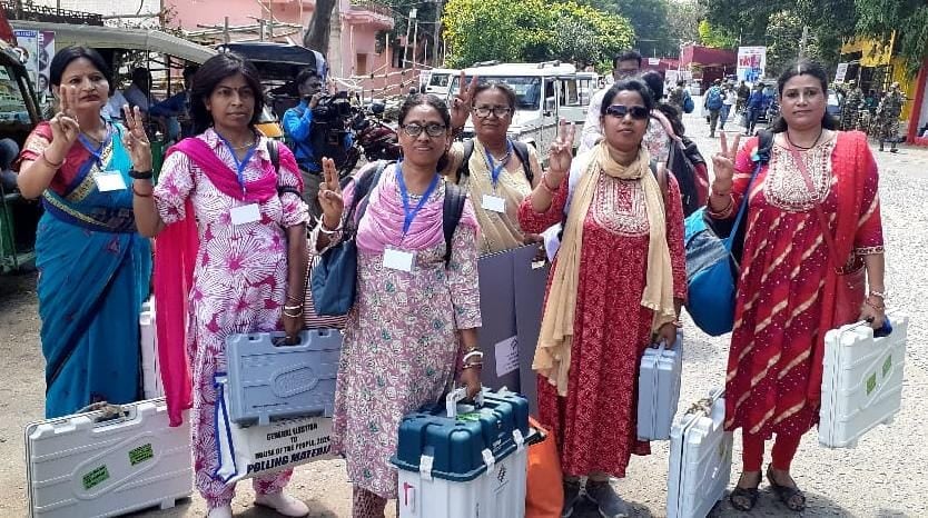 धनबाद लोकसभा : मतदान केन्द्रों के लिए पोलिंग पार्टियां हुई रवाना