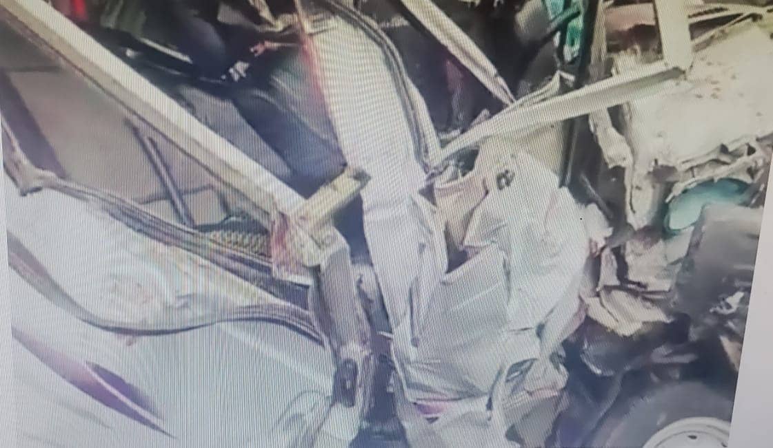 धनबाद के बरवाअड्डा में कंटेनर और मारुति वैन में भीषण टक्कर, वैन के उड़े परखच्चे