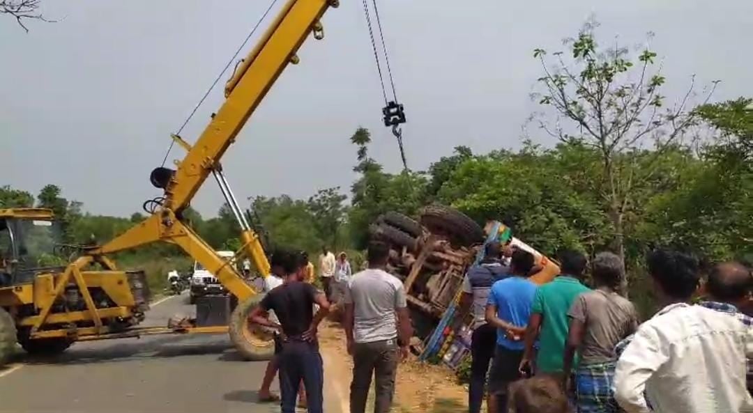 सरायकेला: अवैध बालू लदा वाहन पलटने से मची अफरा-तफरी, लोगों की सुरक्षा पर उठे सवाल