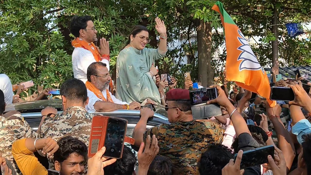 गोड्डा: भाजपा के रोड शो में घुस गया कांग्रेस का प्रचार वाहन, अनजाने में घुसा या फिर माहौल अशांत करने की थी मंशा?