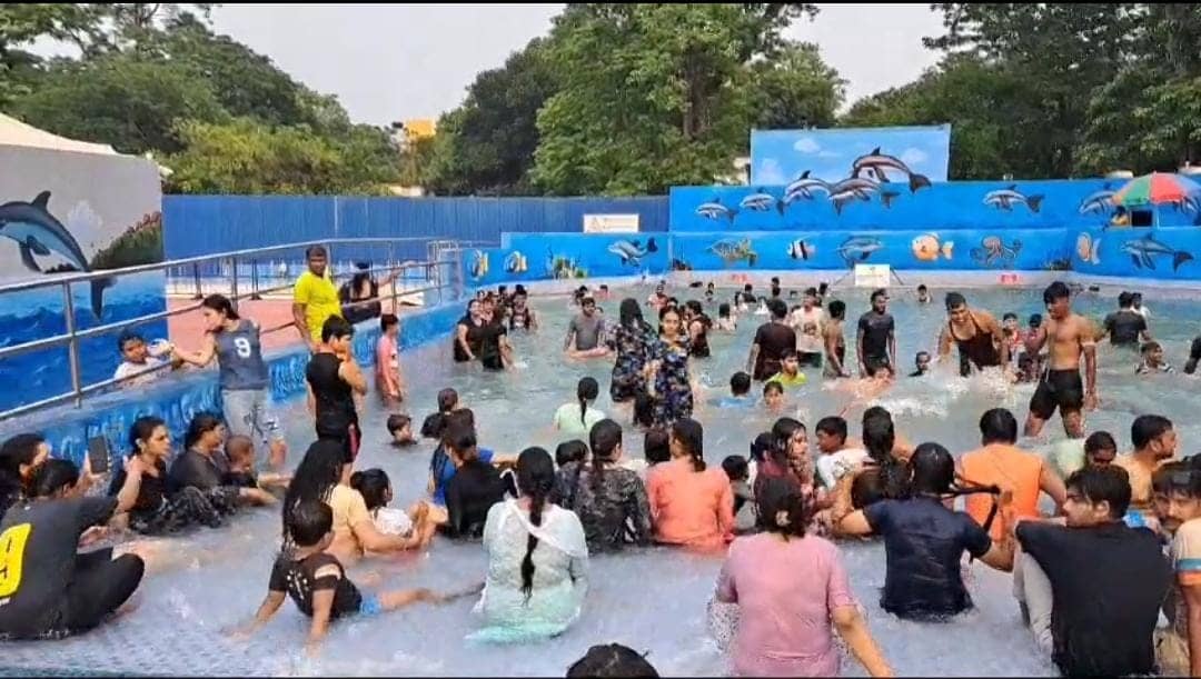 प्रचंड गर्मी से बेहाल लोग ले रहे वाटर पार्क का सहारा, परिवार संग मौज मस्ती करने पहुंच रहे लौहनगरी वासी