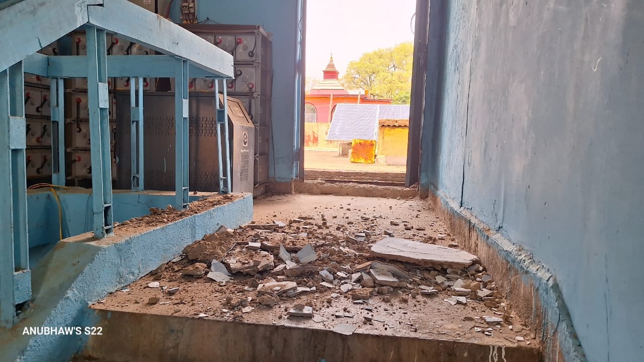 गिरिडीह: अचानक गिरा डुमरी रेफरल अस्पताल का छत, मरीजों में हड़कंप, कभी भी हो सकता है बड़ा हादसा