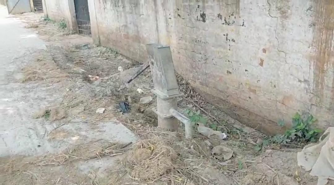 प्रचंड गर्मी और पानी की किल्लत से परेशान जमशेदपुरवासी, जर्जर सड़क भी ले रही लोगों की जान