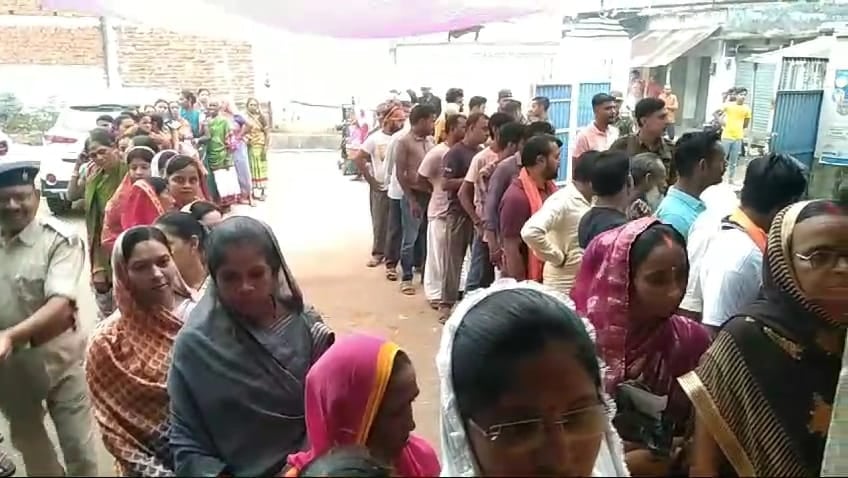 गोड्डा लोकसभा: पुरुष से 7.49 प्रतिशत ज्यादा महिलाओं ने किया मताधिकार का उपयोग,जानिए विधानसभा वार आंकड़े