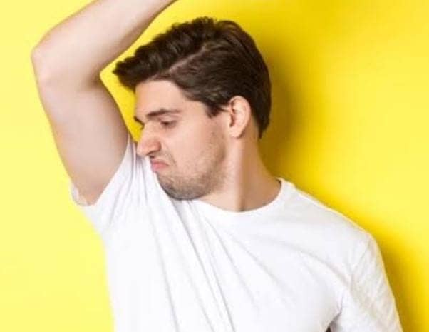 Summer Tips: गर्मियों में तुरंत उड़ जाती है परफ्यूम की खूशबू, तो अपनायें ये टिप्स, घंटों गमकेंगे आप