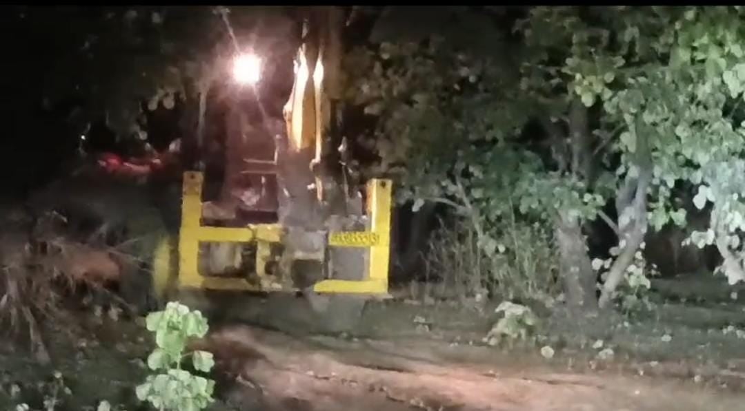 सरायकेला:ईचागढ़ पुलिस ने अवैध बालू लदे वाहन के साथ तस्कर को किया गिरफ्तार, तो पढ़ें ग्रामीणों ने क्या किया