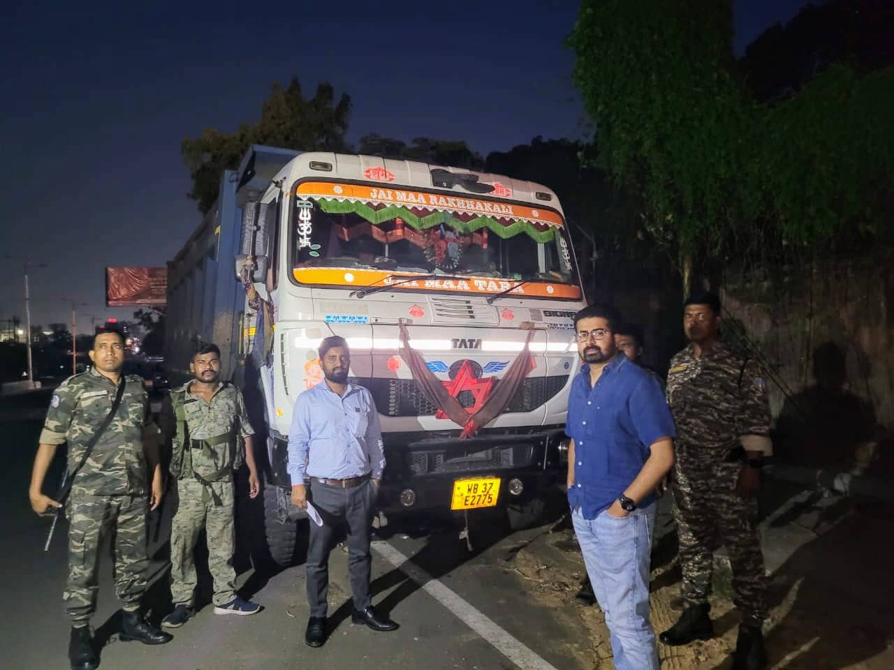 DHANBAD: अवैध बालू धंधेबाजों को पकड़ने प्रशासनिक अमला रात भर सड़क पर रहा, मिली सफलता