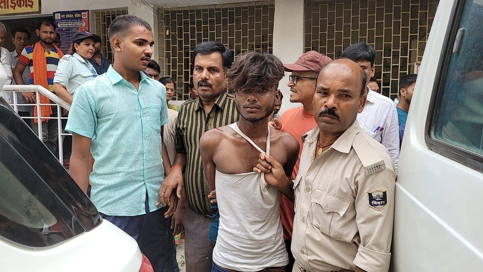 कटिहार में बाइक चोरी करते रंगे हाथ धराया चोर, पहले लोगों ने की जमकर कर धुनाई जानिए फिर क्या हुआ