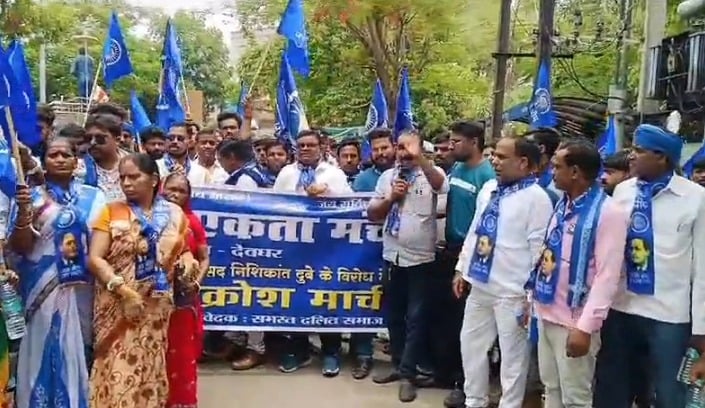 निशिकांत दुबे का हो रहा है भारी विरोध,देवघर के टावर चौक पर पुतला दहन लगातार जारी
