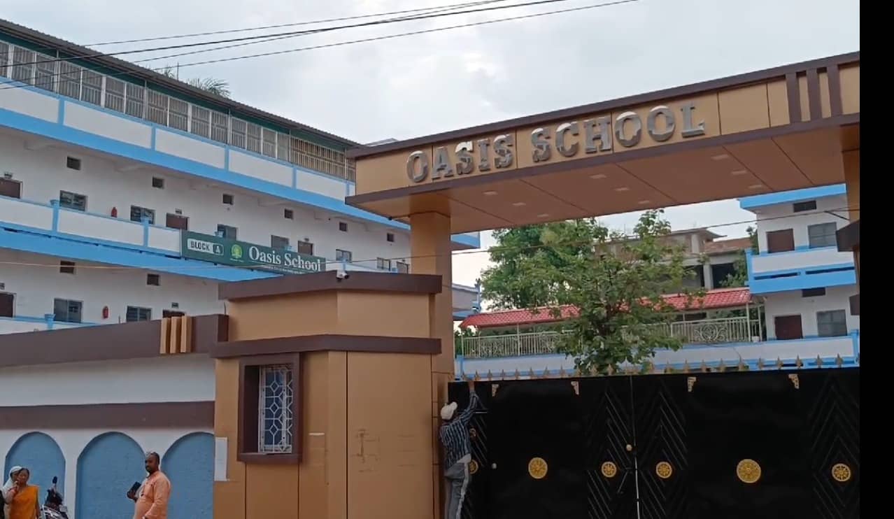 NEET UG PAPER LEAK: सुर्खियों में हजारीबाग का OASIS स्कूल, EOU के आरोप के बाद पहली बार सामने आया स्कूल प्राचार्य का बयान
