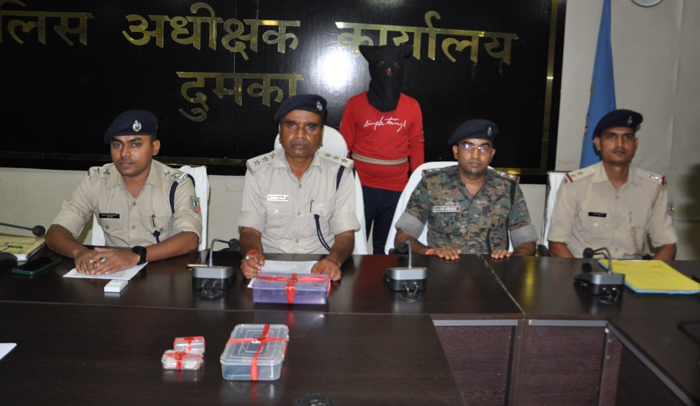 दुमका में अपराधियों की करतूत ! पहले युवक को मारी गोली, पीछा कर रहे पुलिस टीम पर भी फायरिंग, 24 घंटे के अंदर गिरफ्तार