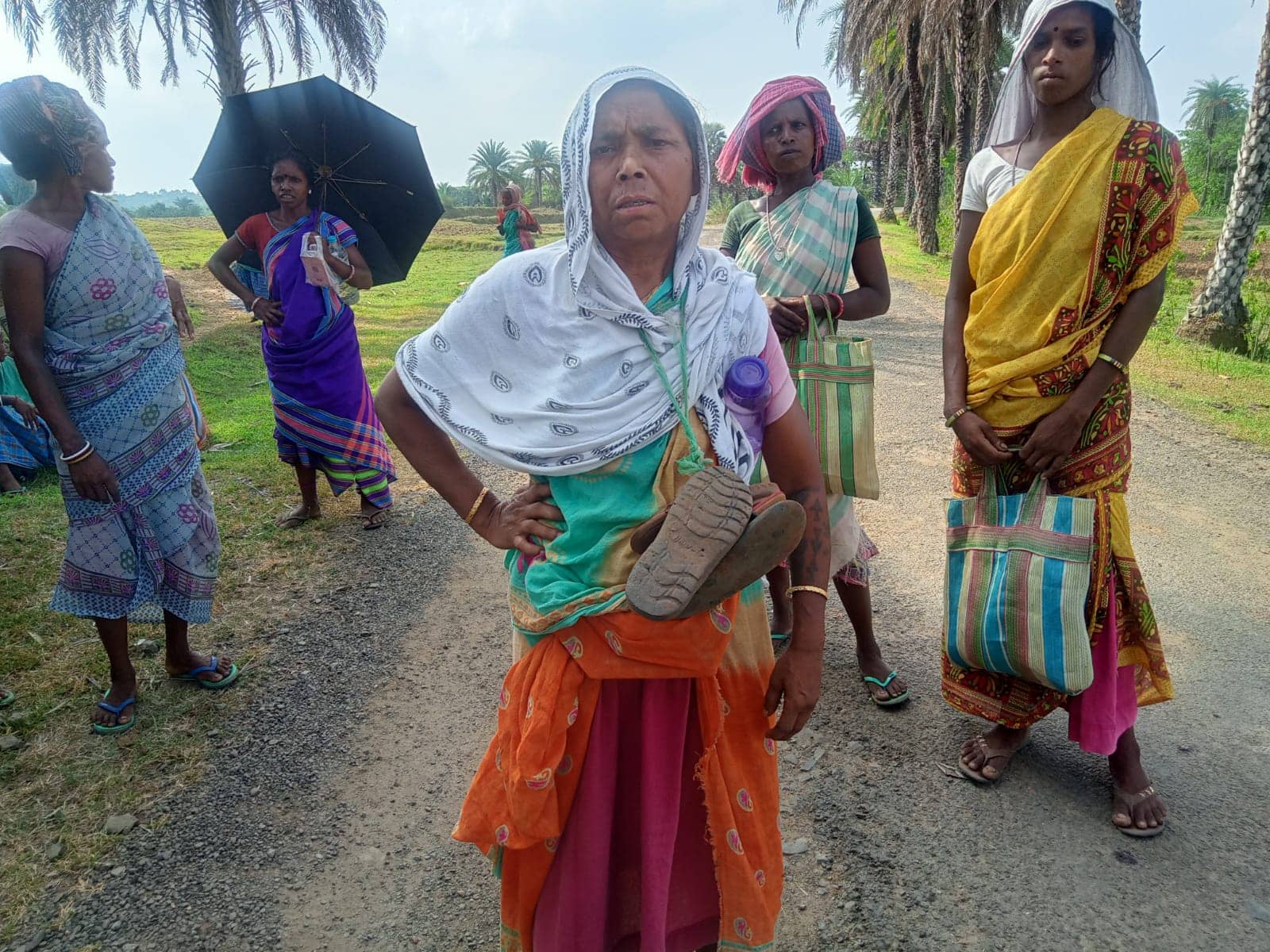 दुमका में महिला डीलर को किसने पहनाया चप्पल , गोपीकांदर का ये मामला जान हर कोई हैरान