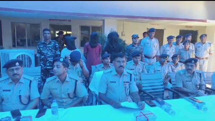 Gadhwa News: चार दिन के अंदर गढ़वा पुलिस ने किया तैयब अंसारी हत्याकांड का खुलासा, तीन आरोपी गिरफ़्तार