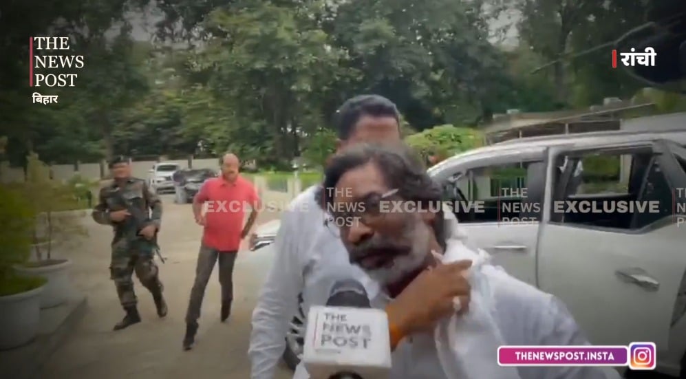 BIG BREAKING : जेल से बाहर आते ही माता-पिता का आशिर्वाद लेने आवास पहुंचे हेमंत सोरेन, JMM कार्यकर्ताओं में दिखा उत्साह, देखे वीडियो