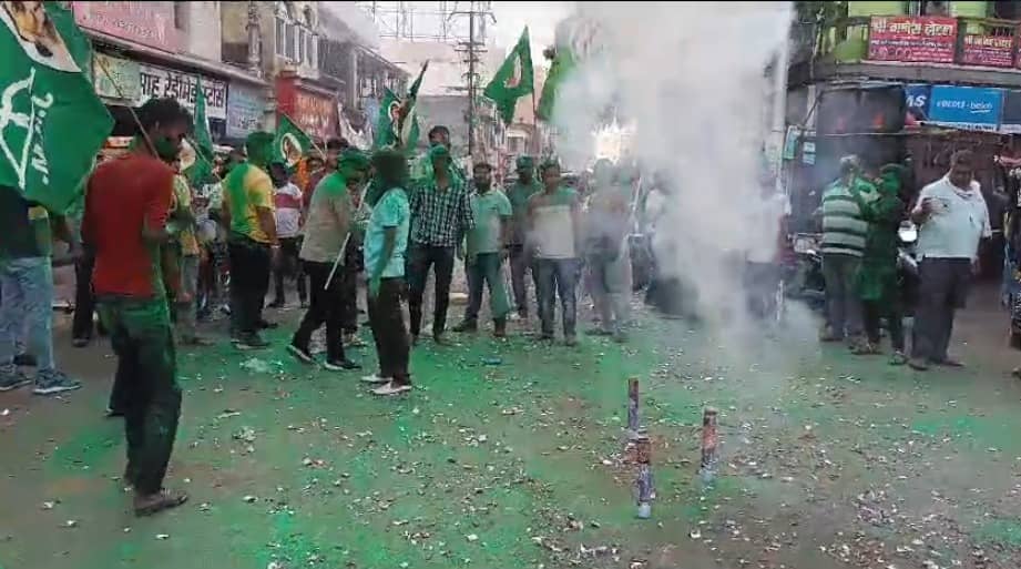 हेमंत सोरेन की रिहाई पर दुमका में जश्न, कार्यकर्ताओं ने एक साथ मनाया होली-दिवाली