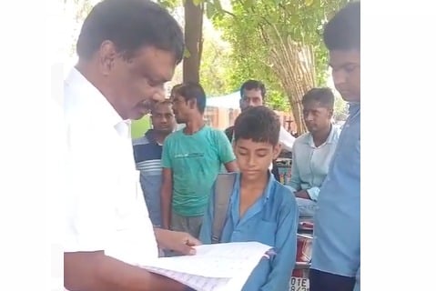 पटना: जब बीच सड़क बच्चों की कॉपी चेक करने लगे शिक्षा विभाग के एसीएस एस.सिद्धार्थ, लोगों की लग गई भीड़