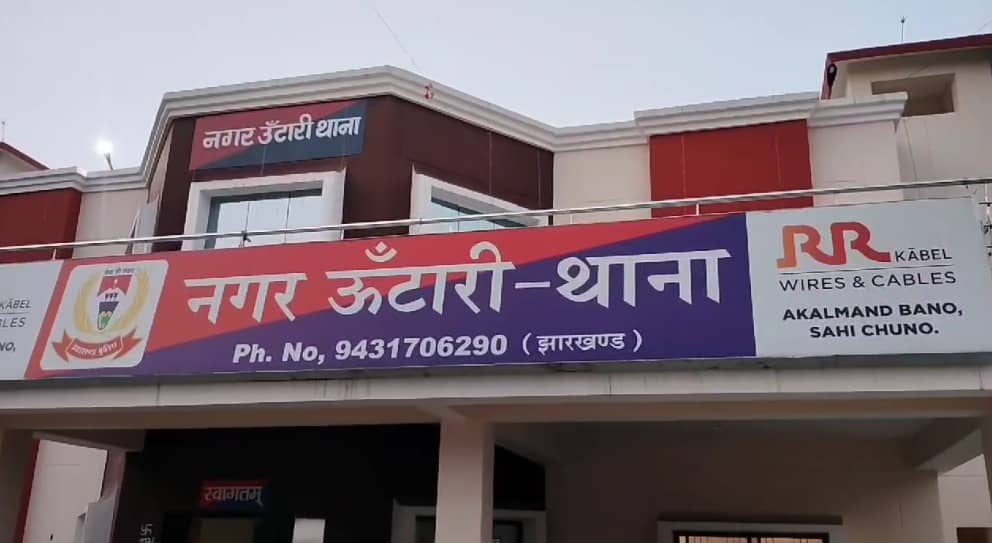 प्रेमिका से मिलना पड़ा भारी, ग्रामीणों ने पकड़कर पीटा, सोशल मीडिया पर वीडियो हो रहा वायरल