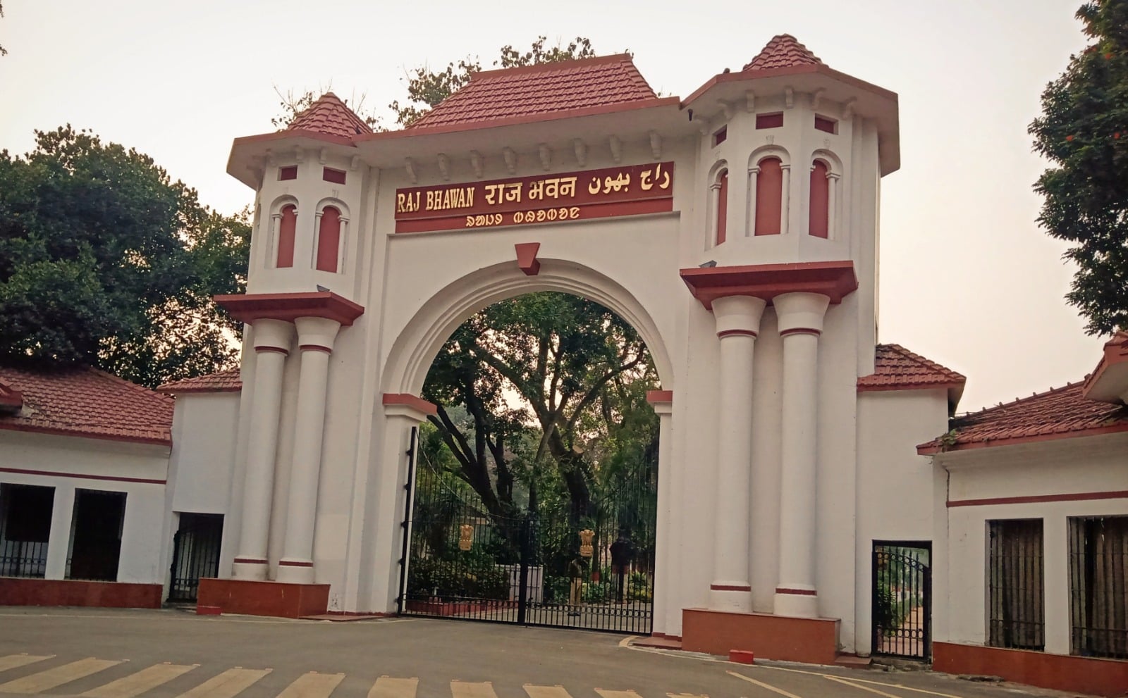 JHARKHAND POLITICS:राज्यपाल से मिलकर निकले हेमंत, मिला सरकार बनाने का न्योता