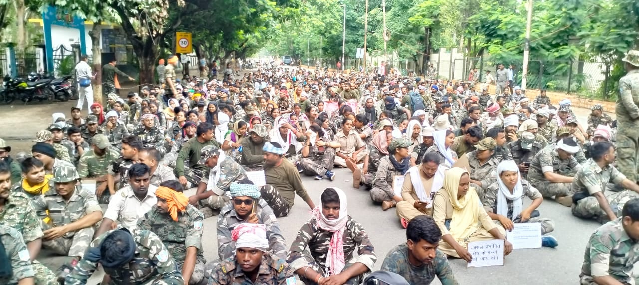 नक्सलवाद को खत्म करने के लिए की गई थी बहाली, अब खुद के लिए लड़ रहे सहायक पुलिसकर्मी