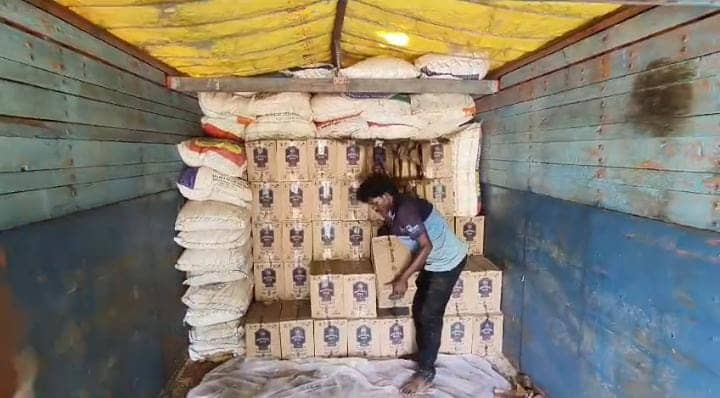 Giridih News:शराब तस्करों का जुगाड़ देख पुलिस के उड़े होश, धान की बोरियो के बीच मिला 10 लाख का शराब