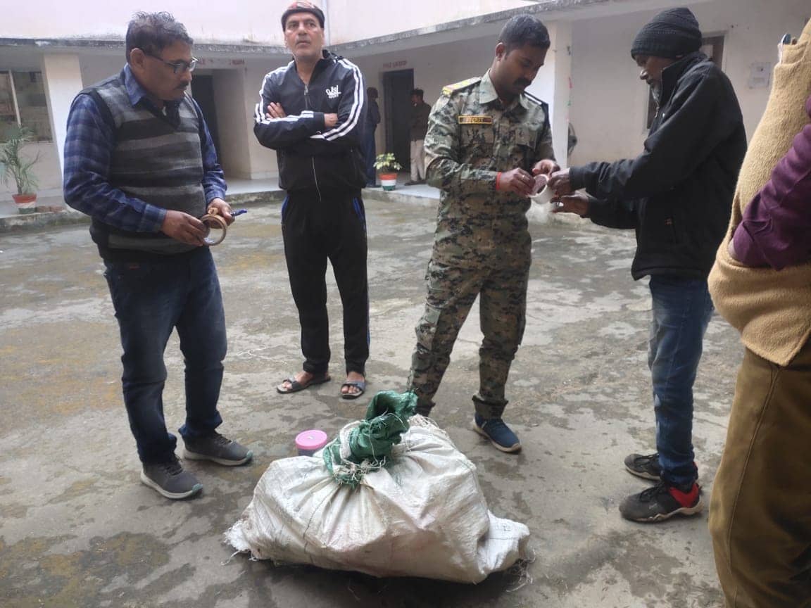 गांजा का दिव्यांग कारोबारी धराया, करीब पांच किलो गांजा बरामद