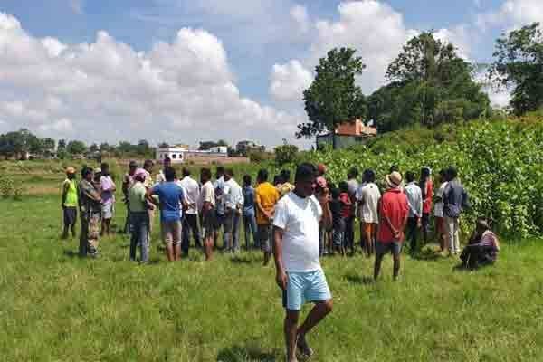 खेत में मिला व्यक्ति का शव, शरीर पर मिले चोटों के निशान, जांच में जुटी पुलिस