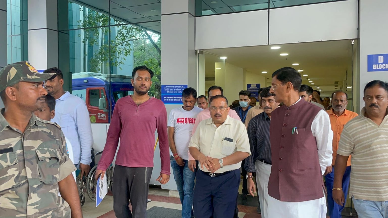 पार्षद की हालत में सुधार, सांसद संजय सेठ के प्रयास से वेद प्रकाश को देखने प्रसिद्ध न्यूरो सर्जन डॉ संजय पहुंचे पारस अस्पताल