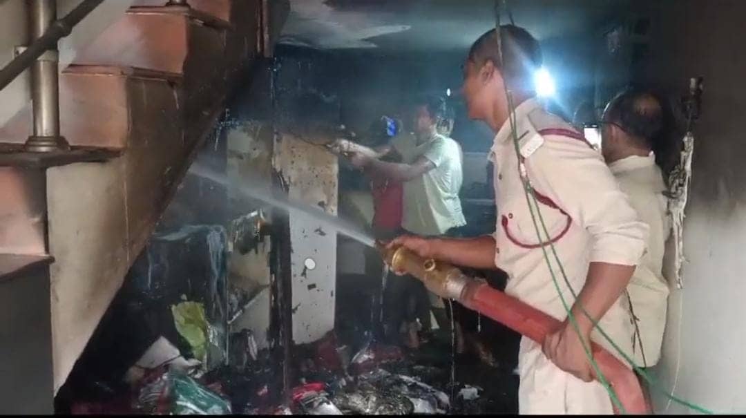 देवघर में कपड़ा दुकान में लगी भीषण आग,कड़ी मशक्कत के बाद पाया गया काबू, लाखों का नुकसान