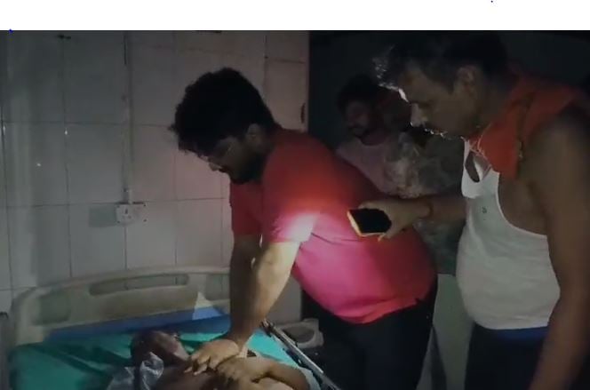 हाल-ए-बिहार का सरकारी अस्पताल, मोबाइल टॉर्च के सहारे हो रहा मरीजों का इलाज