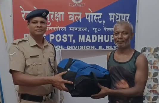 आरपीएफ ने यात्रियों के छूटे हुए सामान को लौटाया, पेश की ईमानदारी की मिसाल