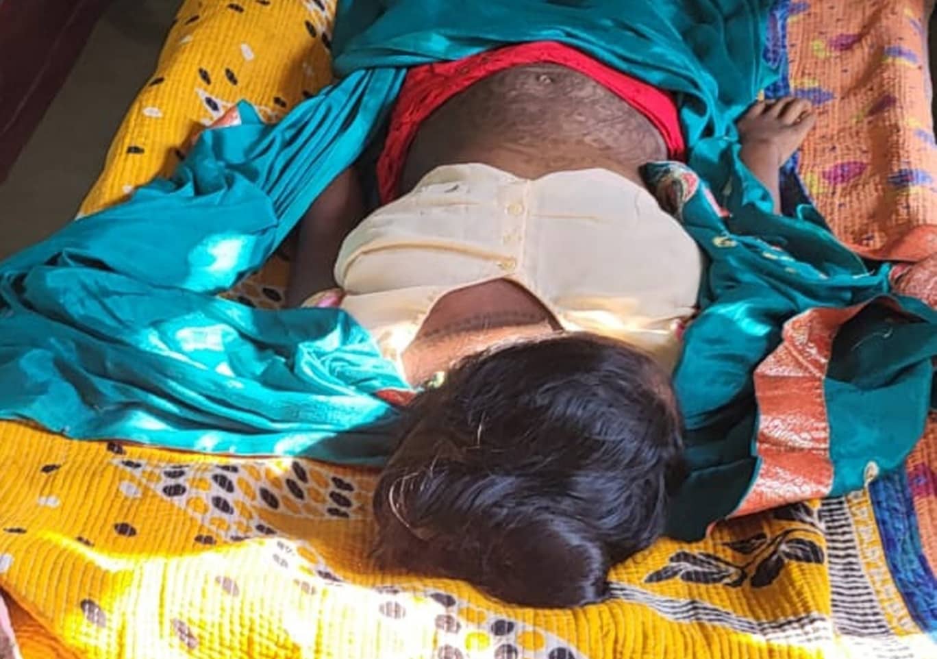 Big Breaking : पति - पत्नी के बीच विवाद में पत्नी ने उठाया ख़ौफ़नाक कदम, अपनी ही मासूम बेटी को दिया जहर, फिर खुद भी उठाया ये खौपनाक कदम