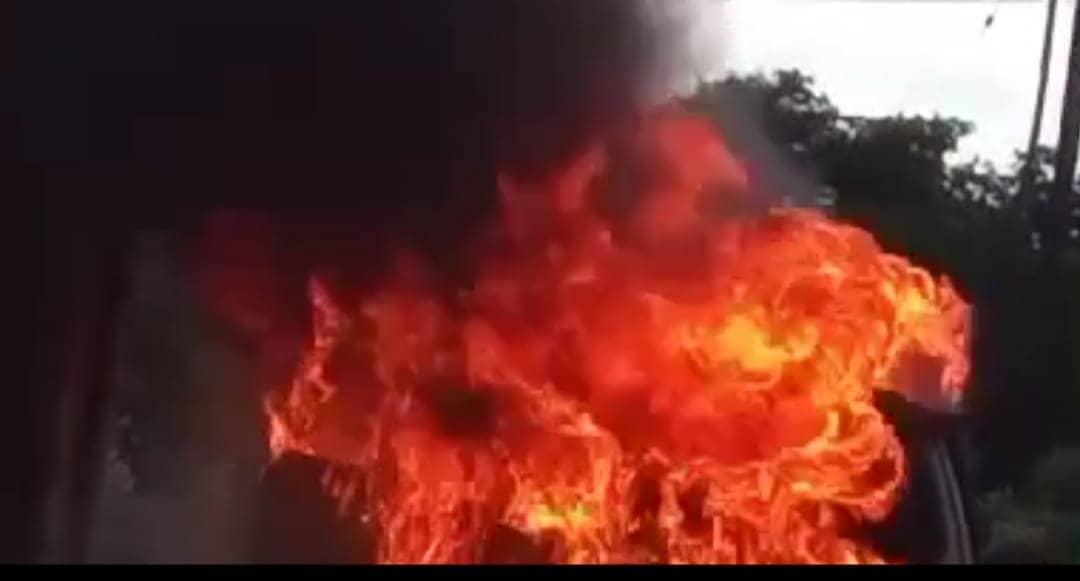 बच्चों की सुरक्षा से खिलवाड़ :भूली डिनोबिली के बच्चों की किस्मत अच्छी थी अन्यथा वैन में ही जल मरते