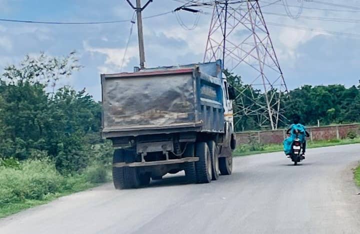 NGT के आदेश को ताक पर रखकर बालू माफिया थाने के सामने से कर रहे बालू की तस्करी, प्रसाशन मौन