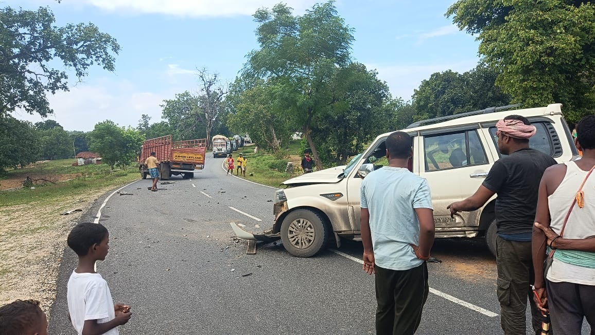 रांची पुलिस की गाड़ी ट्रक से टकराई, स्कॉर्पियो के उड़े परखच्चे, चार पुलिस कर्मी समेत अभियुक्त घायल, देखिए वीडियो